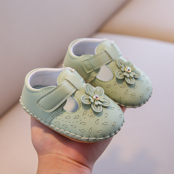 Lilleaplikatsiooniga beebisaapad tüdrukutele