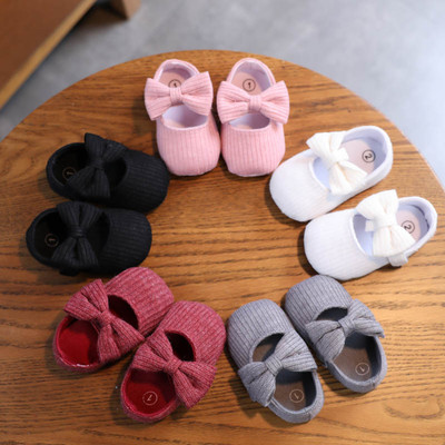 Модерни бебешки обувки с панделка