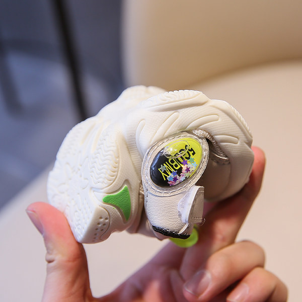 Igapäevaseks kasutamiseks sobivad takjakinnitusega beebitossud