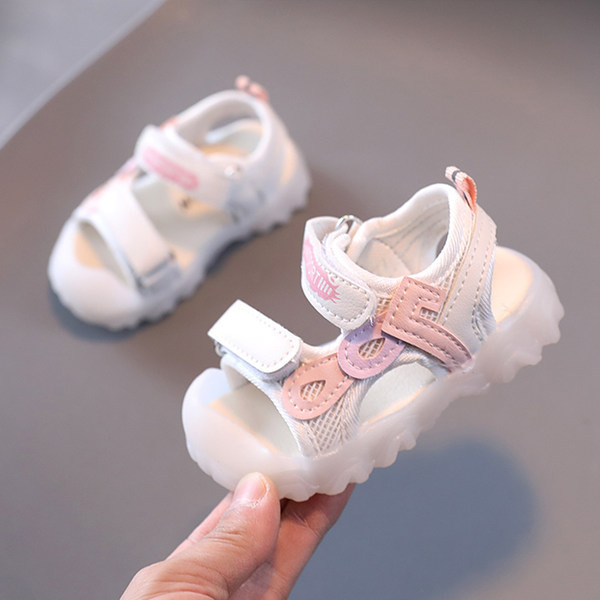 Kahes värvitoonis plaastrite ja lameda tallaga beebisandaalid