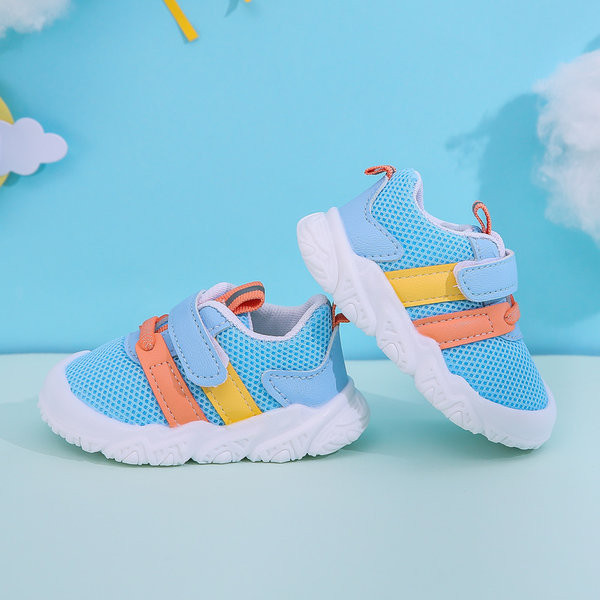 Бебешки маратонки от текстил с връзки и лепенки