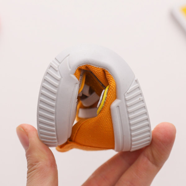 Beebi tekstiilist kingad paelte ja 3D-rakendusega