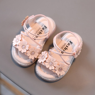 Бебешки сандали за момичета с 3D елемент и равна подметка 