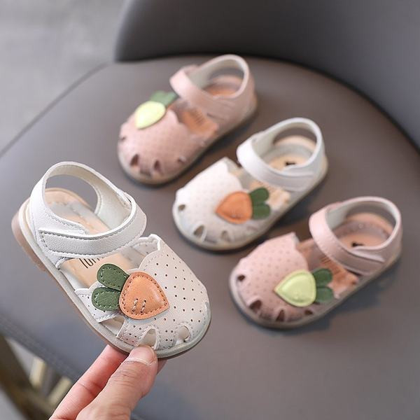 Aplikatsiooni ja perforeeritud ökonahaga beebisandaalid