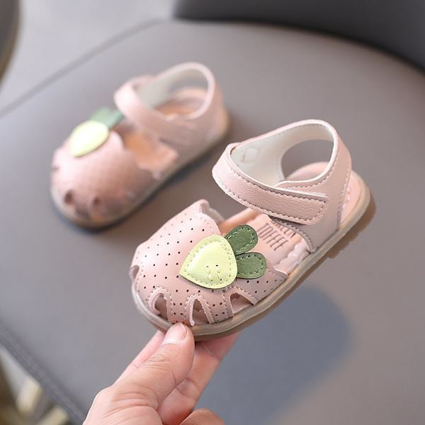 Aplikatsiooni ja perforeeritud ökonahaga beebisandaalid