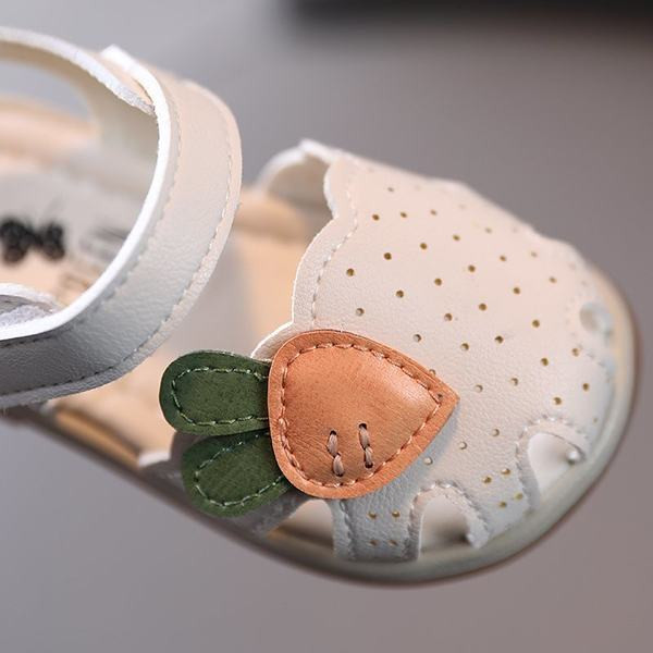 Aplikatsiooni ja perforeeritud ökonahaga beebisandaalid