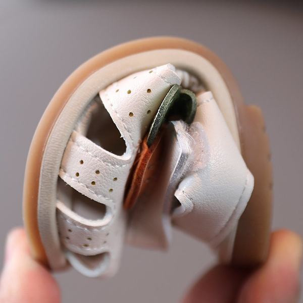 Aplikatsiooni ja perforeeritud ökonahaga beebisandaalid