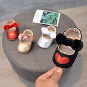 Бебешки обувки с панделка и декорация сърце