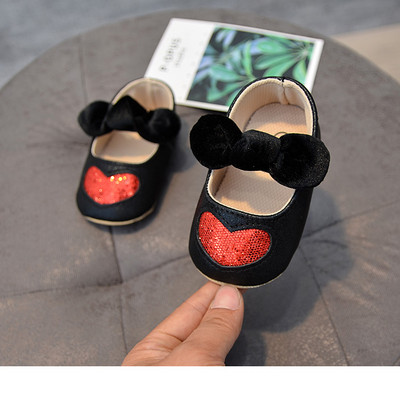 Бебешки обувки с панделка и декорация сърце