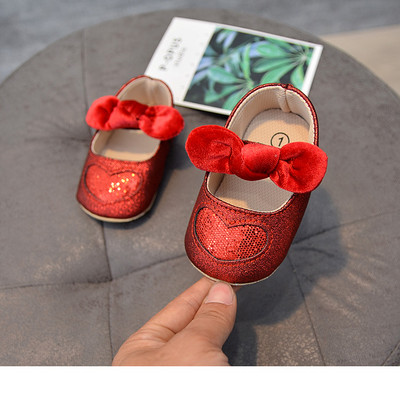 Бебешки обувки с панделка и декорация сърце