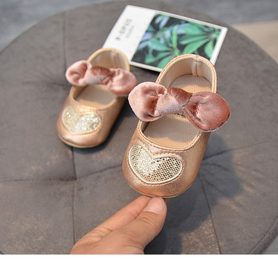 Бебешки обувки с панделка и декорация сърце