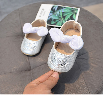 Бебешки обувки с панделка и декорация сърце