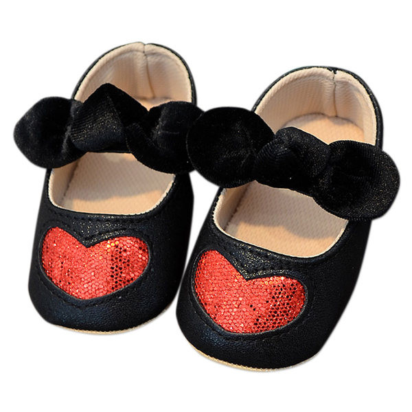 Бебешки обувки с панделка и декорация сърце