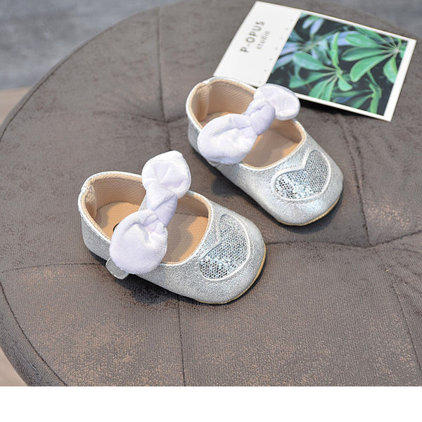 Бебешки обувки с панделка и декорация сърце