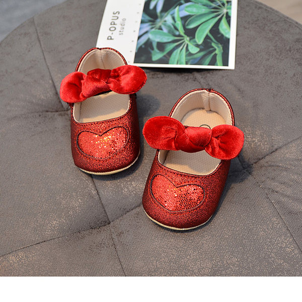 Бебешки обувки с панделка и декорация сърце