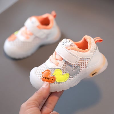 Бебешки пролетни обувки с цветна апликация и лепенки 