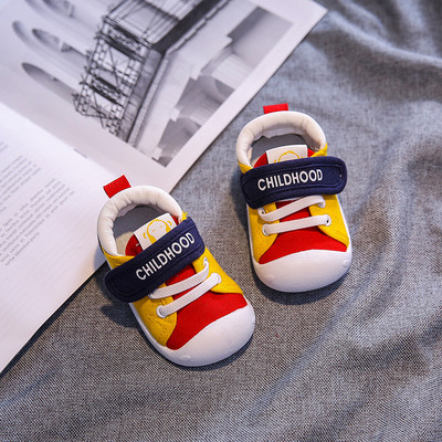 Mitmes värvitoonis takjapaelte ja paeltega beebikingad