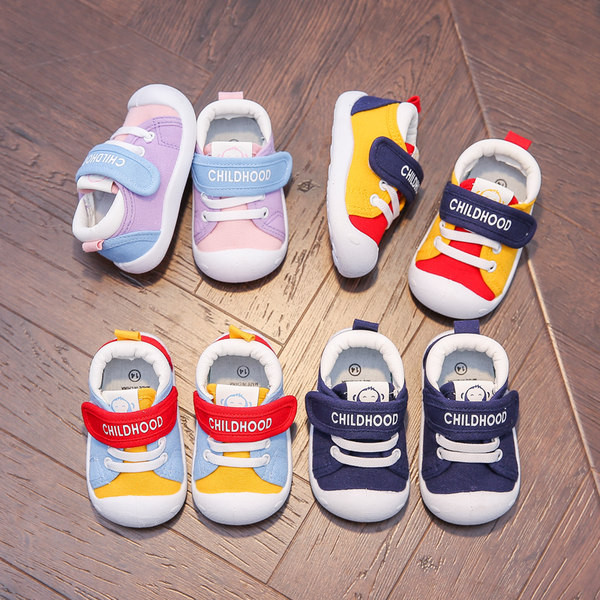 Mitmes värvitoonis takjapaelte ja paeltega beebikingad