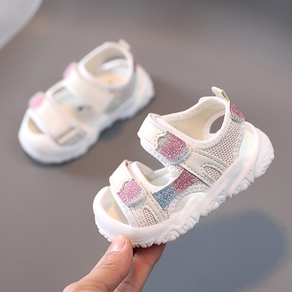 Särava efekti ja plaastritega beebisandaalid