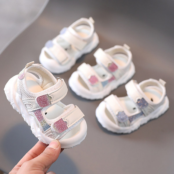 Särava efekti ja plaastritega beebisandaalid