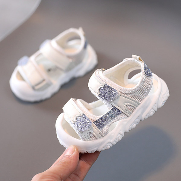 Särava efekti ja plaastritega beebisandaalid