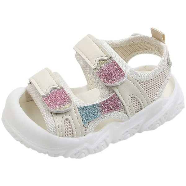 Särava efekti ja plaastritega beebisandaalid