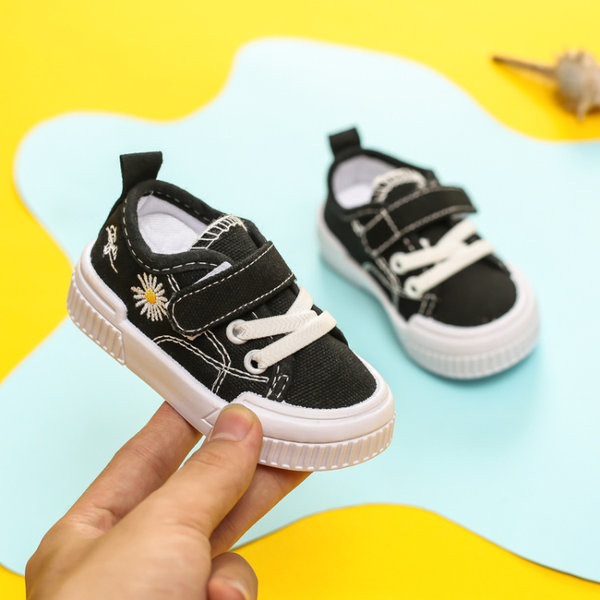 Tikandi ja takjakinnitusega beebitekstiilist kingad