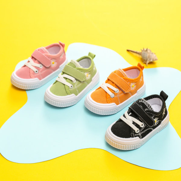 Бебешки обувки от текстил с бродерия и велкро закопчаване 