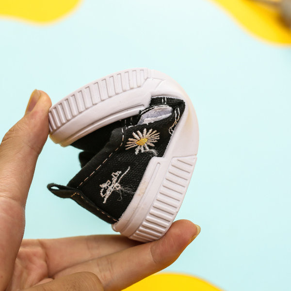 Tikandi ja takjakinnitusega beebitekstiilist kingad