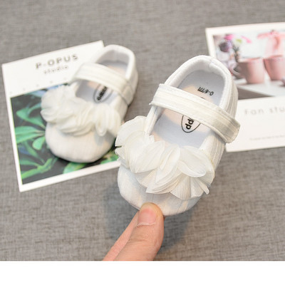 Lokkide ja pehme tallaga beebisandaalid