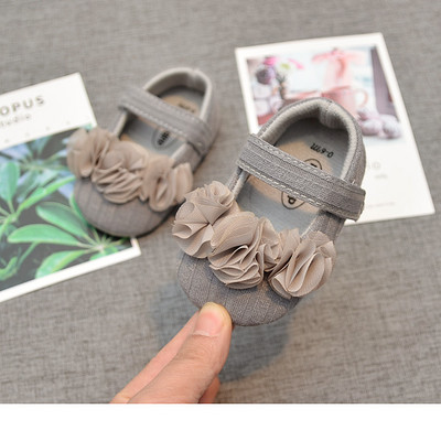 Lokkide ja pehme tallaga beebisandaalid