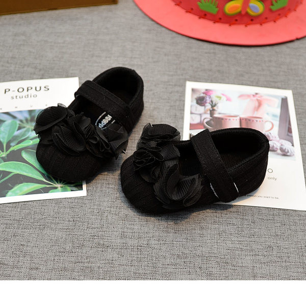 Lokkide ja pehme tallaga beebisandaalid