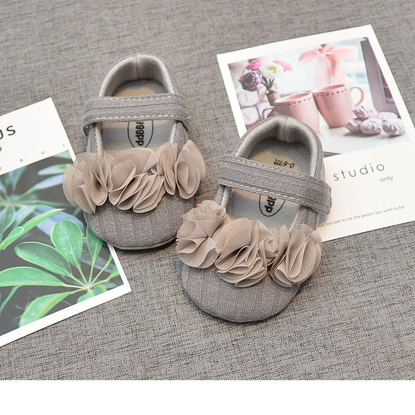 Lokkide ja pehme tallaga beebisandaalid