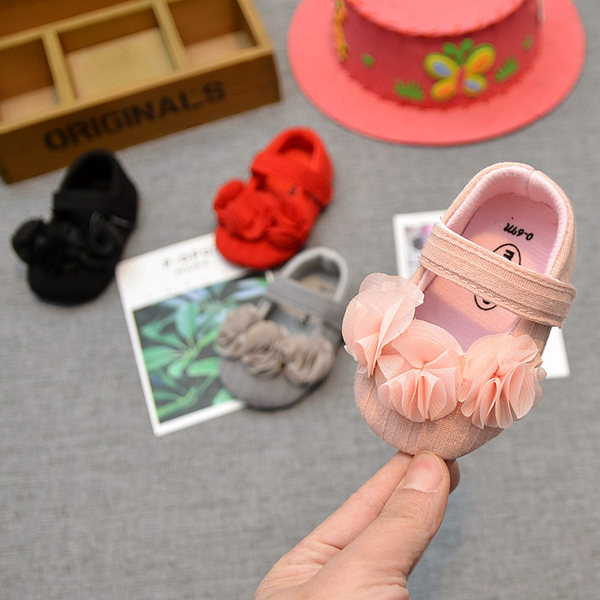 Lokkide ja pehme tallaga beebisandaalid