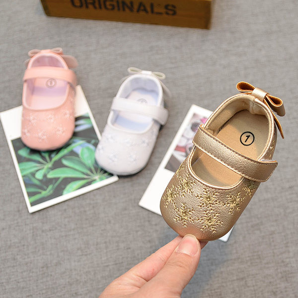 Nahast beebikingad paela ja kleebisega