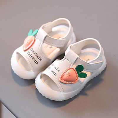 Бебешки кожени обувки с апликация и надписи 