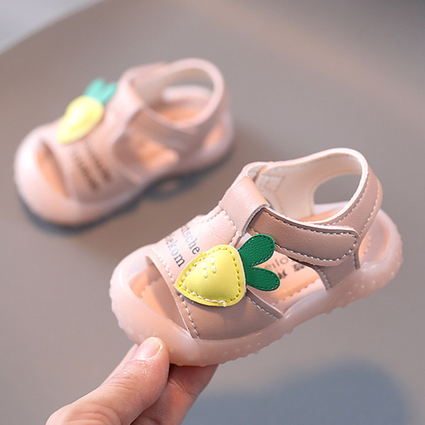 Бебешки кожени обувки с апликация и надписи 