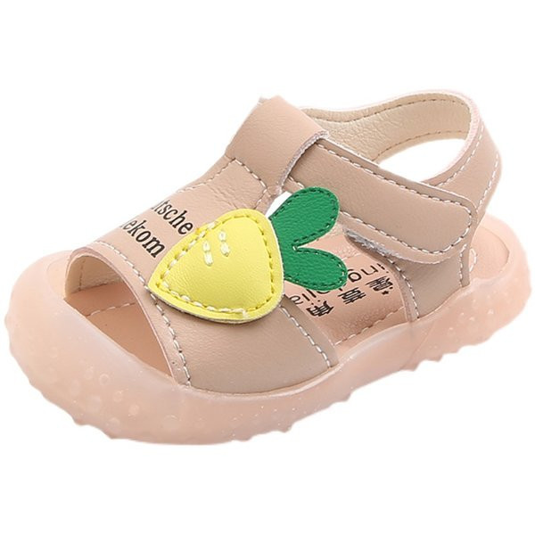 Бебешки кожени обувки с апликация и надписи 