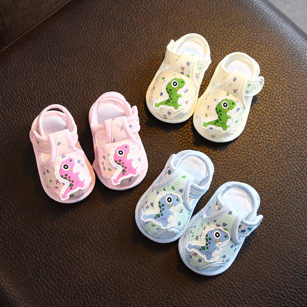 Takjakinnituse ja 3D elemendiga beebisandaalid