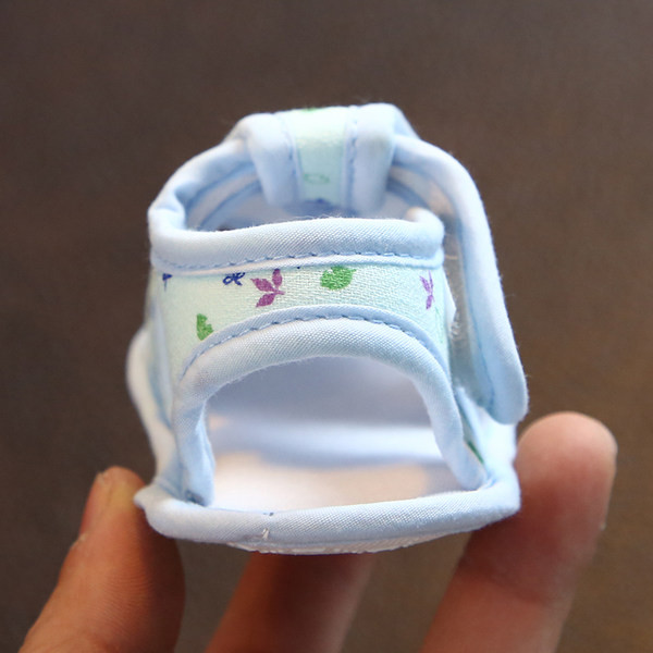 Takjakinnituse ja 3D elemendiga beebisandaalid