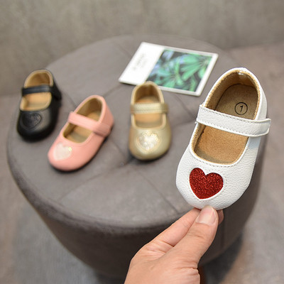Кожени бебешки обувки с декорация сърце