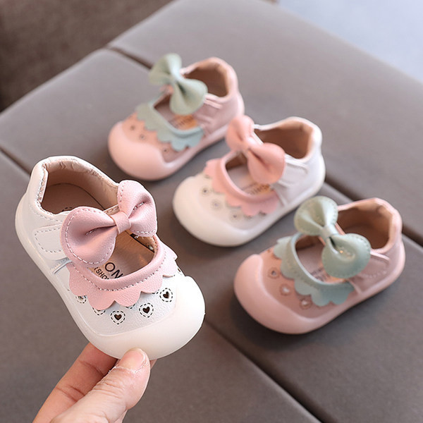 Nahast beebikingad valge ja roosa paelaga