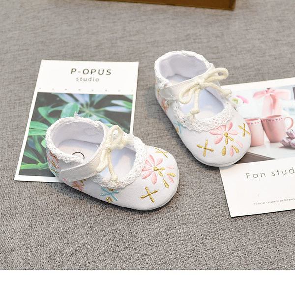 Tüdrukutele tikandi ja pitsiga beebikingad