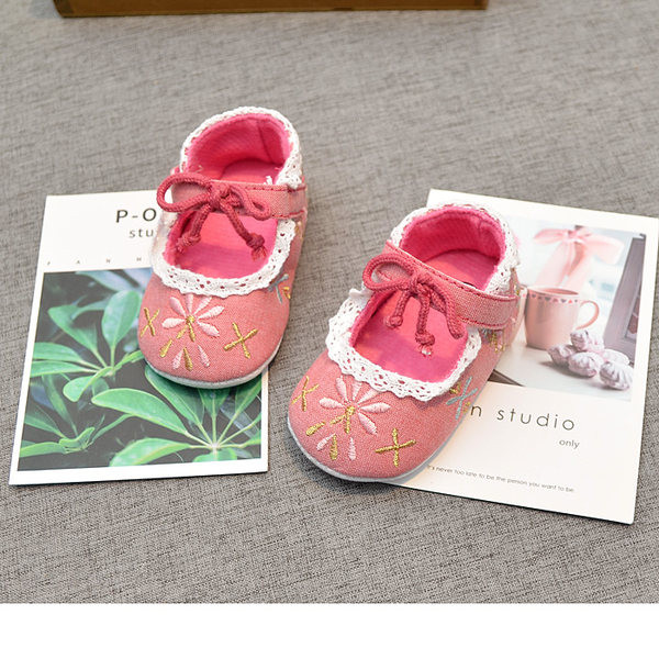 Tüdrukutele tikandi ja pitsiga beebikingad