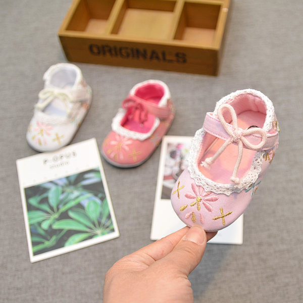 Tüdrukutele tikandi ja pitsiga beebikingad