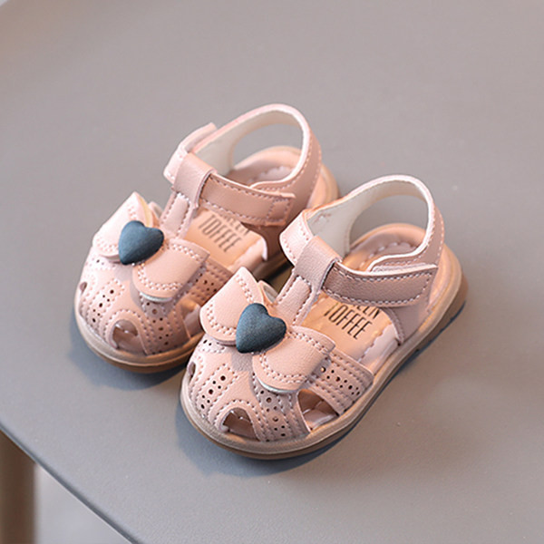 Paela ja kleebisega nahast lastejalatsid