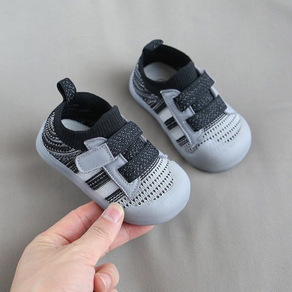 Pehme talla ja takjakinnitusega unisex mudelis riidest beebijalatsid