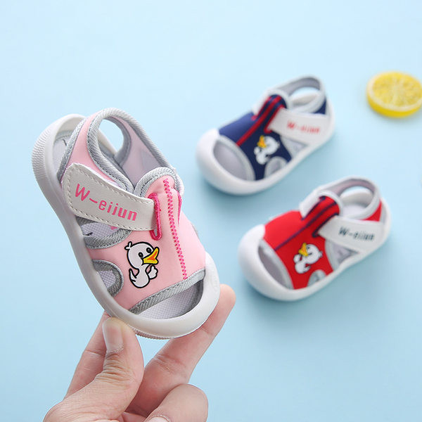 Baby vabaaja sandaalid tikandiga