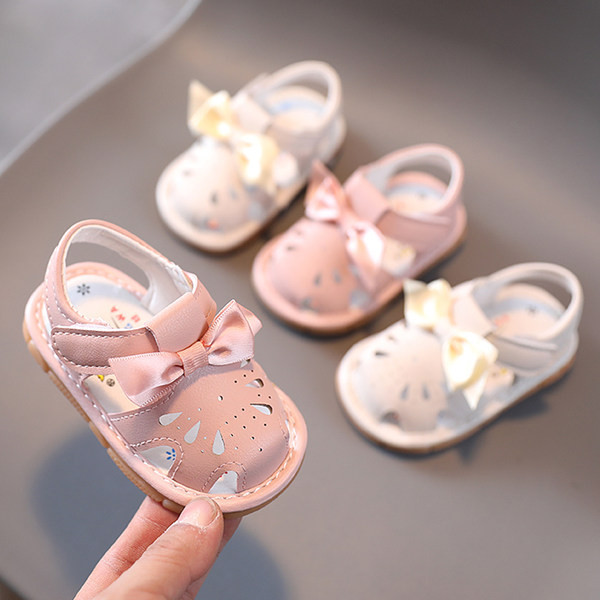 Kleebiste ja paelaga nahast beebikingad