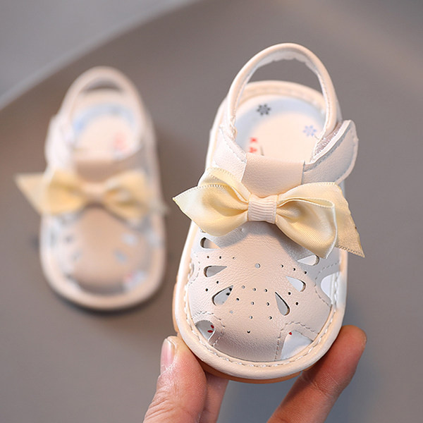 Kleebiste ja paelaga nahast beebikingad